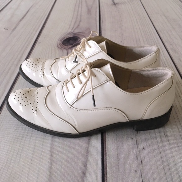 ★SOLD★White Shoes - Picture 2 of 11